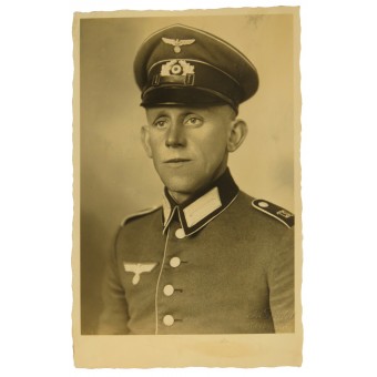 Soldat de la Wehrmacht dans Waffenrock de 130 infanterie portrait studio régiment. Espenlaub militaria